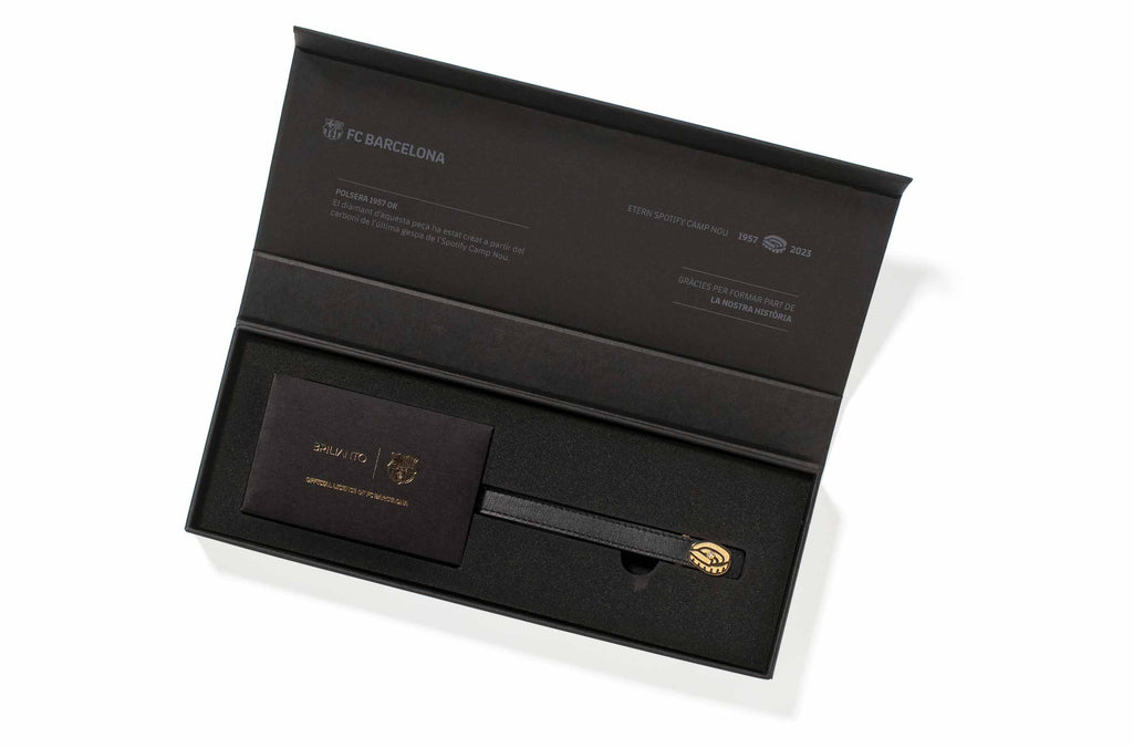 Packaging oficial de la pulsera de alta joyería del FC Barcelona. Color negro y acabados en stamping dorados.